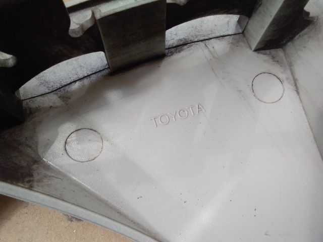 bontott TOYOTA AURIS Dísztárcsa (1 db)