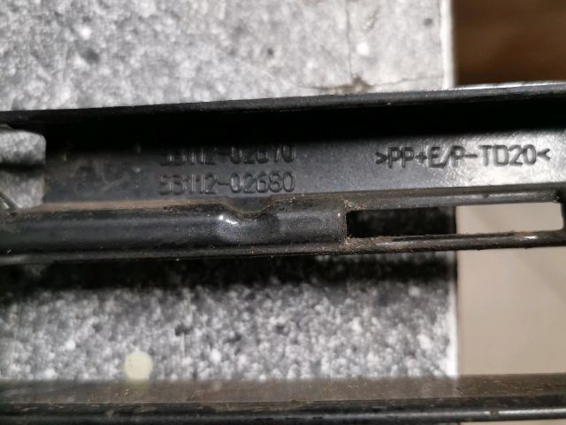 bontott TOYOTA AURIS Első Lökhárító Alsó Középső Díszrács