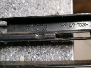 bontott TOYOTA AURIS Első Lökhárító Alsó Középső Díszrács