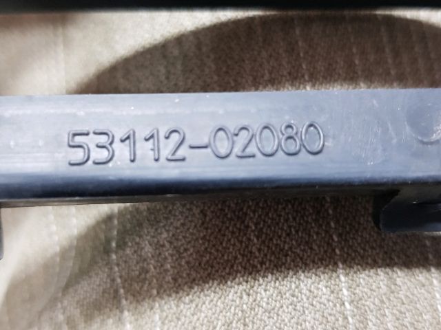 bontott TOYOTA AURIS Első Lökhárító Alsó Középső Díszrács