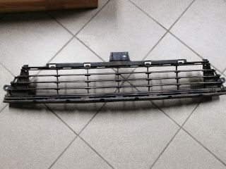 bontott TOYOTA AURIS Első Lökhárító Alsó Középső Díszrács