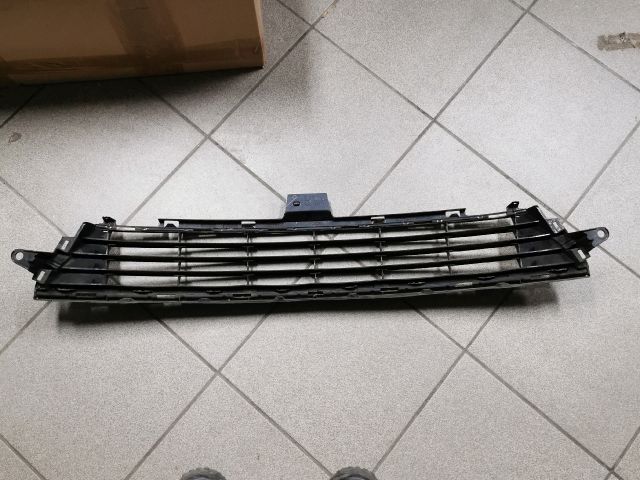 bontott TOYOTA AURIS Első Lökhárító Alsó Középső Díszrács