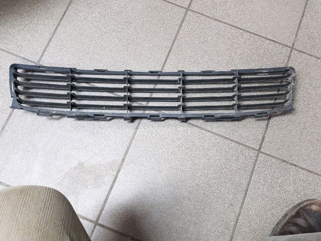 bontott TOYOTA AURIS Első Lökhárító Alsó Középső Díszrács