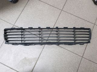 bontott TOYOTA AURIS Első Lökhárító Alsó Középső Díszrács