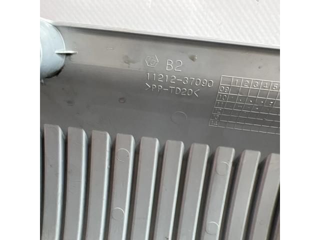 bontott TOYOTA AURIS Felső Hűtőburkolat