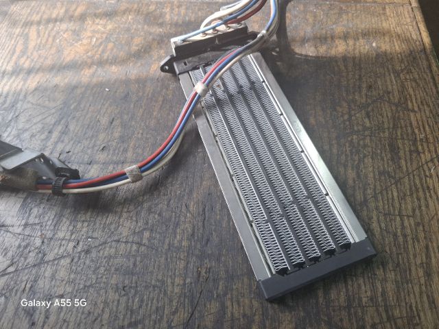 bontott TOYOTA AURIS Fűtőradiátor (Elektromos)