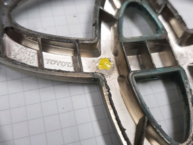 bontott TOYOTA AURIS Hátsó Embléma