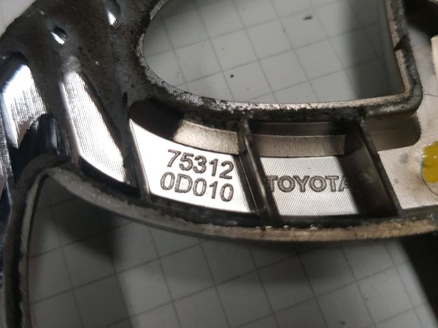 bontott TOYOTA AURIS Hátsó Embléma