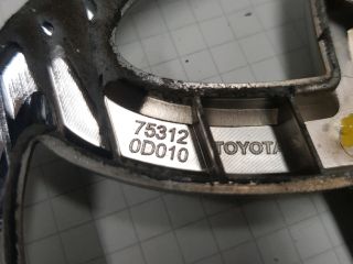 bontott TOYOTA AURIS Hátsó Embléma