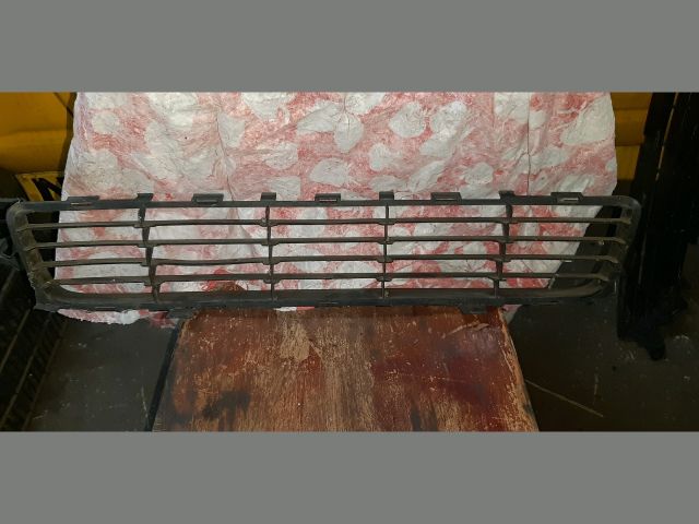 bontott TOYOTA AURIS Hűtőrács