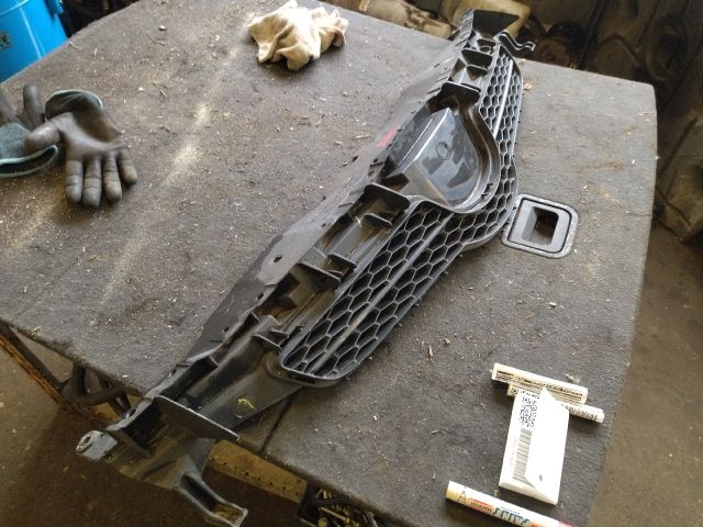 bontott TOYOTA AURIS Hűtőrács