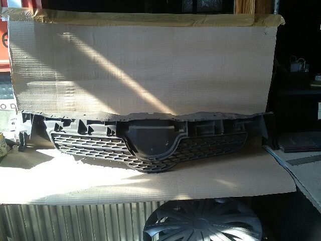 bontott TOYOTA AURIS Hűtőrács