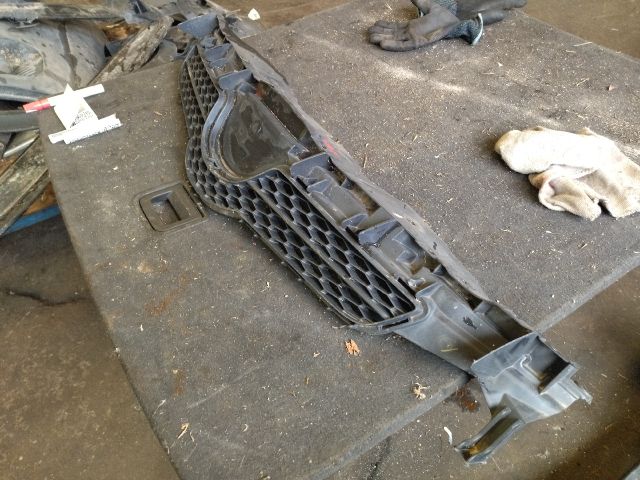 bontott TOYOTA AURIS Hűtőrács