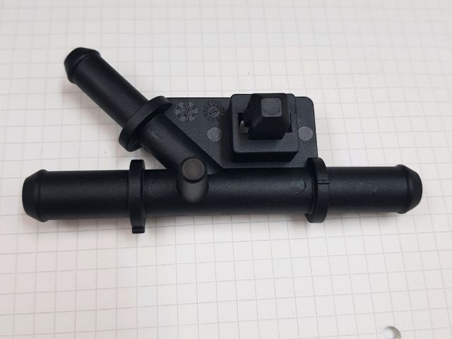 bontott TOYOTA AURIS Hűtővíz Elosztó Cső