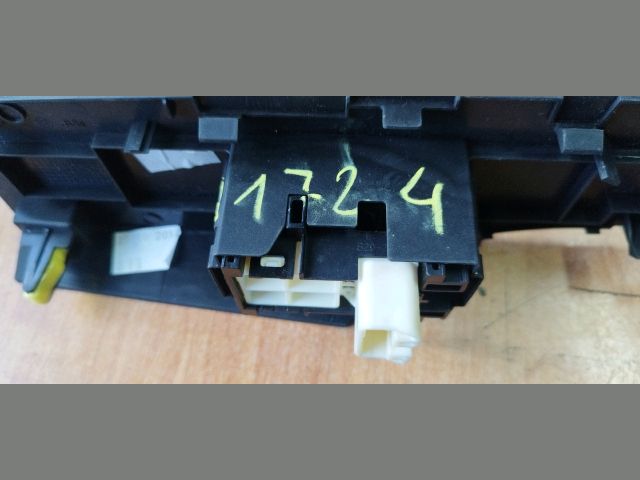 bontott TOYOTA AURIS Jobb első Ablakemelő Kapcsoló