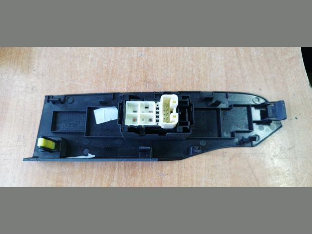 bontott TOYOTA AURIS Jobb első Ablakemelő Kapcsoló