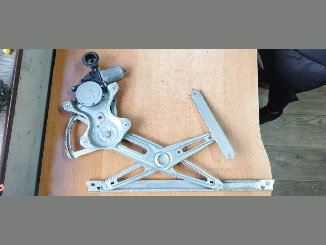 bontott TOYOTA AURIS Jobb első Ablakemelő Szerkezet (Elektromos)