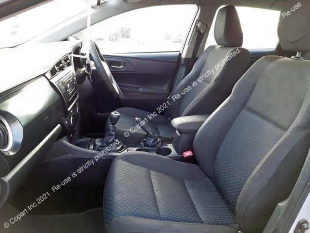 bontott TOYOTA AURIS Jobb első Ajtó Kárpit