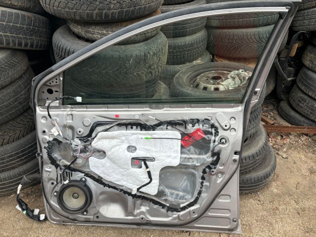 bontott TOYOTA AURIS Jobb első Ajtó (Részeivel)