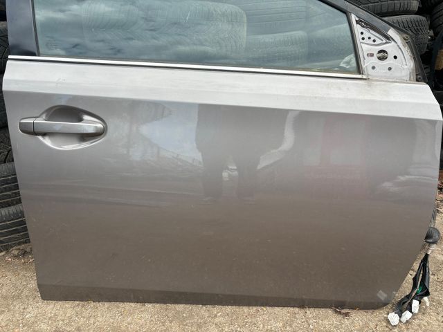bontott TOYOTA AURIS Jobb első Ajtó (Részeivel)