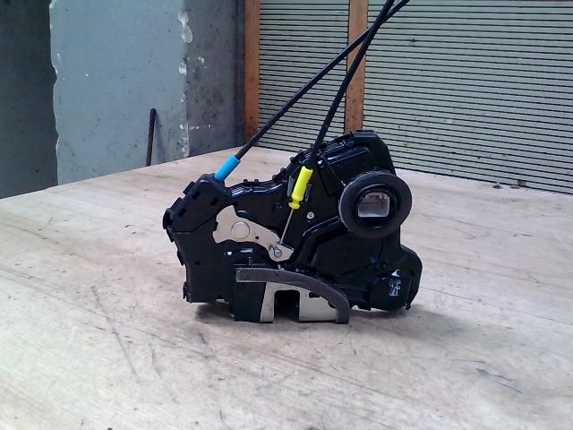 bontott TOYOTA AURIS Jobb első Ajtózár