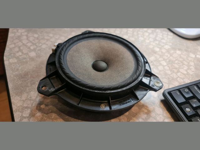 bontott TOYOTA AURIS Jobb első Hangszóró