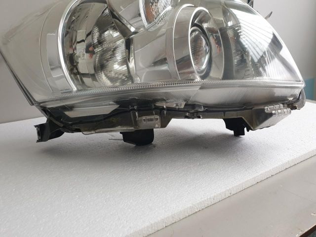 bontott TOYOTA AURIS Jobb Fényszóró