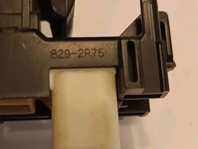 bontott TOYOTA AURIS Jobb hátsó Ablakemelő Kapcsoló