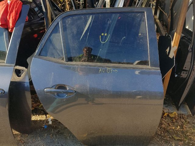 bontott TOYOTA AURIS Jobb hátsó Ajtó (Részeivel)