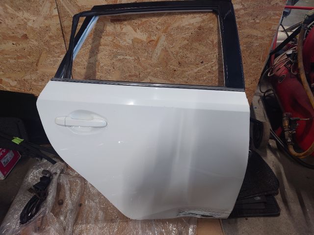 bontott TOYOTA AURIS Jobb hátsó Ajtó (Részeivel)