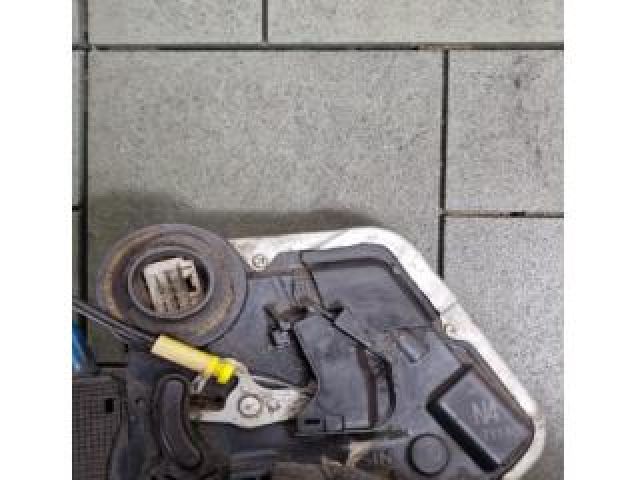 bontott TOYOTA AURIS Jobb hátsó Ajtózár