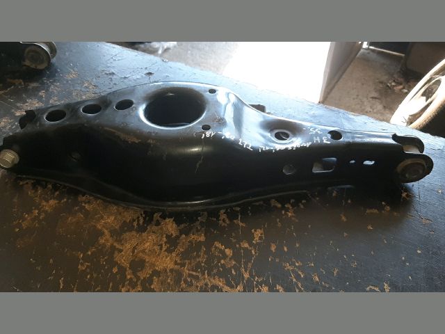 bontott TOYOTA AURIS Jobb hátsó Alsó Lengőkar