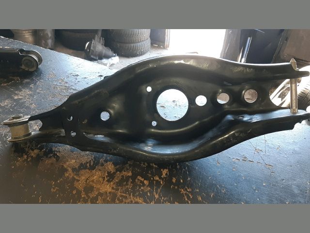 bontott TOYOTA AURIS Jobb hátsó Alsó Lengőkar