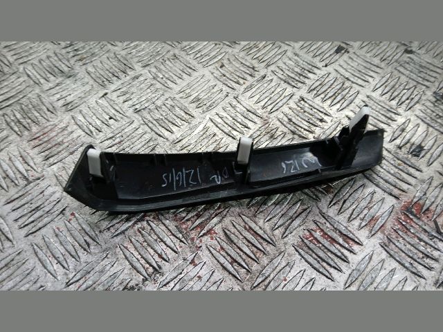 bontott TOYOTA AURIS Középső Műszerfal Díszléc