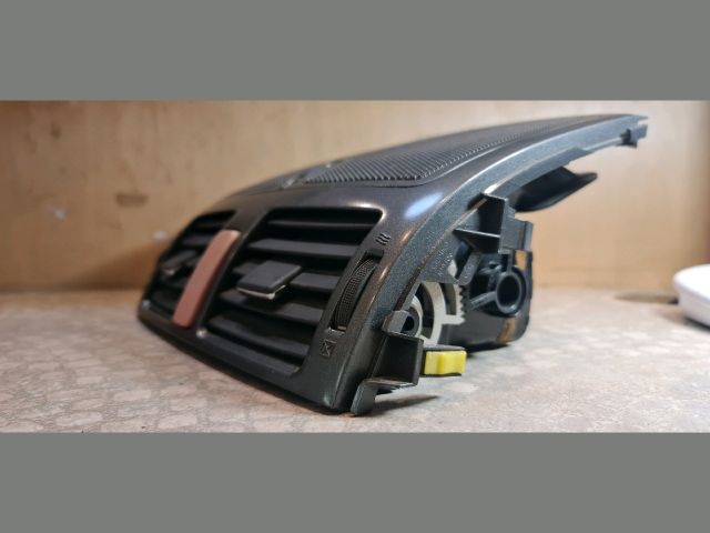 bontott TOYOTA AURIS Középső Szellőző