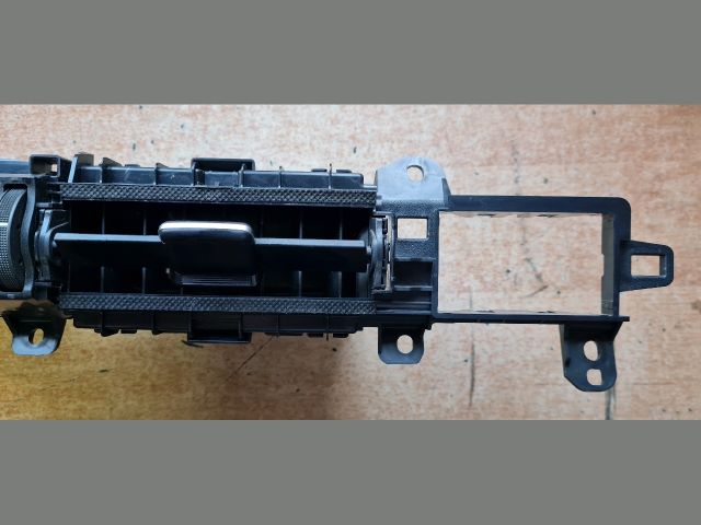 bontott TOYOTA AURIS Középső Szellőző