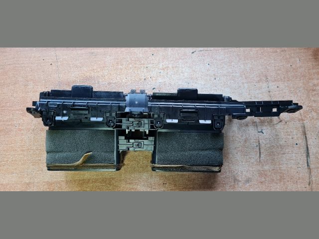 bontott TOYOTA AURIS Középső Szellőző