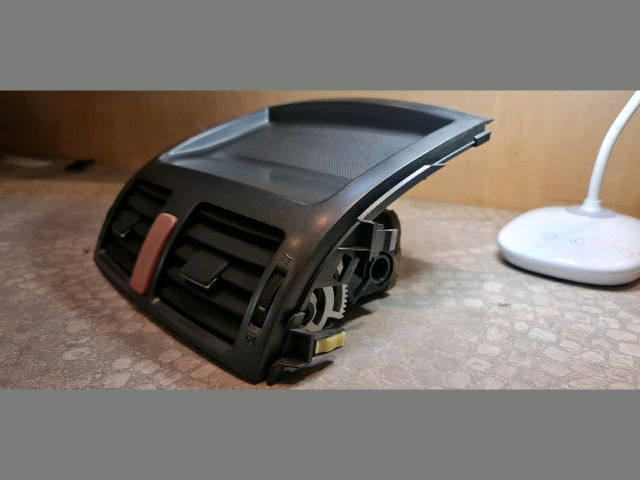 bontott TOYOTA AURIS Középső Szellőző