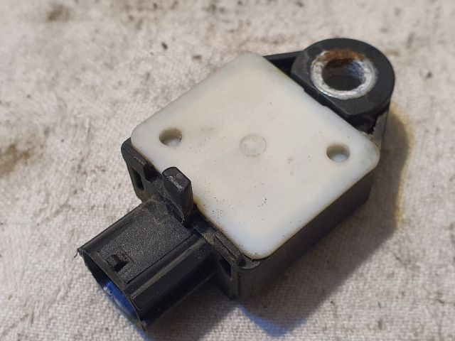 bontott TOYOTA AURIS Központi Ütközés Érzékelő