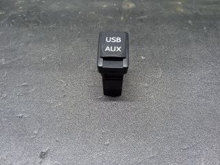 bontott TOYOTA AURIS USB Aljzat