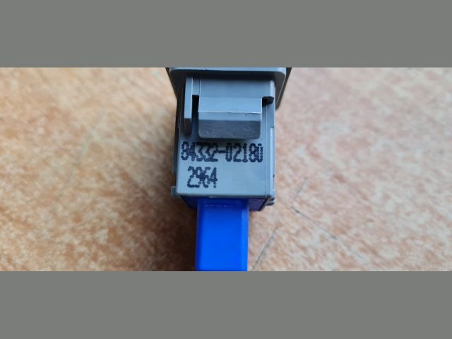 bontott TOYOTA AURIS Vészvillogó Kapcsoló