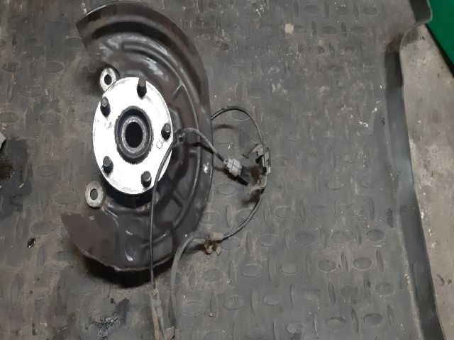 bontott TOYOTA AVENSIS T22 Bal első Csonkállvány Kerékaggyal