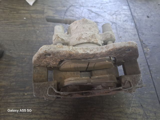 bontott TOYOTA AVENSIS T22 Bal első Féknyereg Munkahengerrel