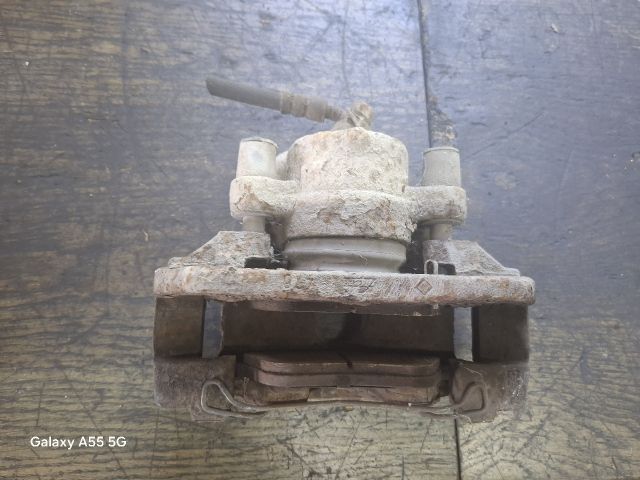 bontott TOYOTA AVENSIS T22 Bal első Féknyereg Munkahengerrel