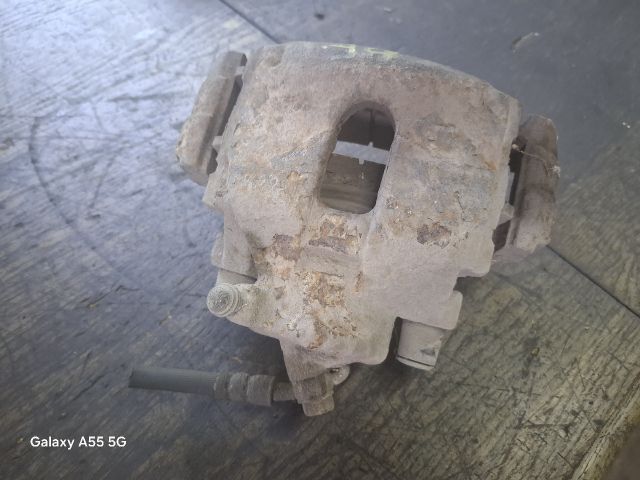 bontott TOYOTA AVENSIS T22 Bal első Féknyereg Munkahengerrel