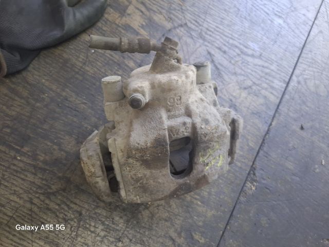 bontott TOYOTA AVENSIS T22 Jobb első Féknyereg Munkahengerrel