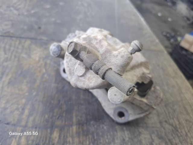 bontott TOYOTA AVENSIS T22 Jobb első Féknyereg Munkahengerrel