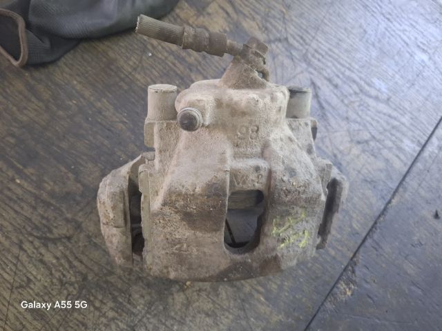 bontott TOYOTA AVENSIS T22 Jobb első Féknyereg Munkahengerrel