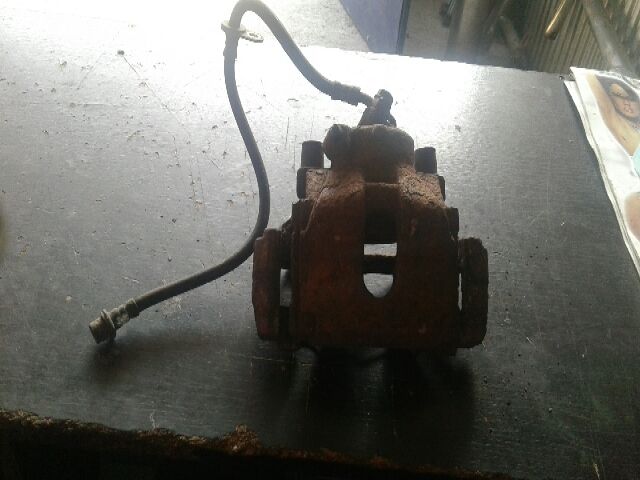 bontott TOYOTA AVENSIS T22 Jobb első Féknyereg Munkahengerrel