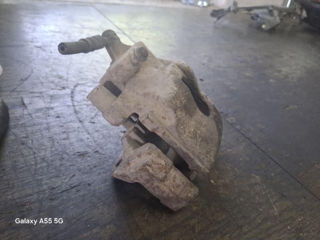 bontott TOYOTA AVENSIS T22 Jobb első Féknyereg Munkahengerrel